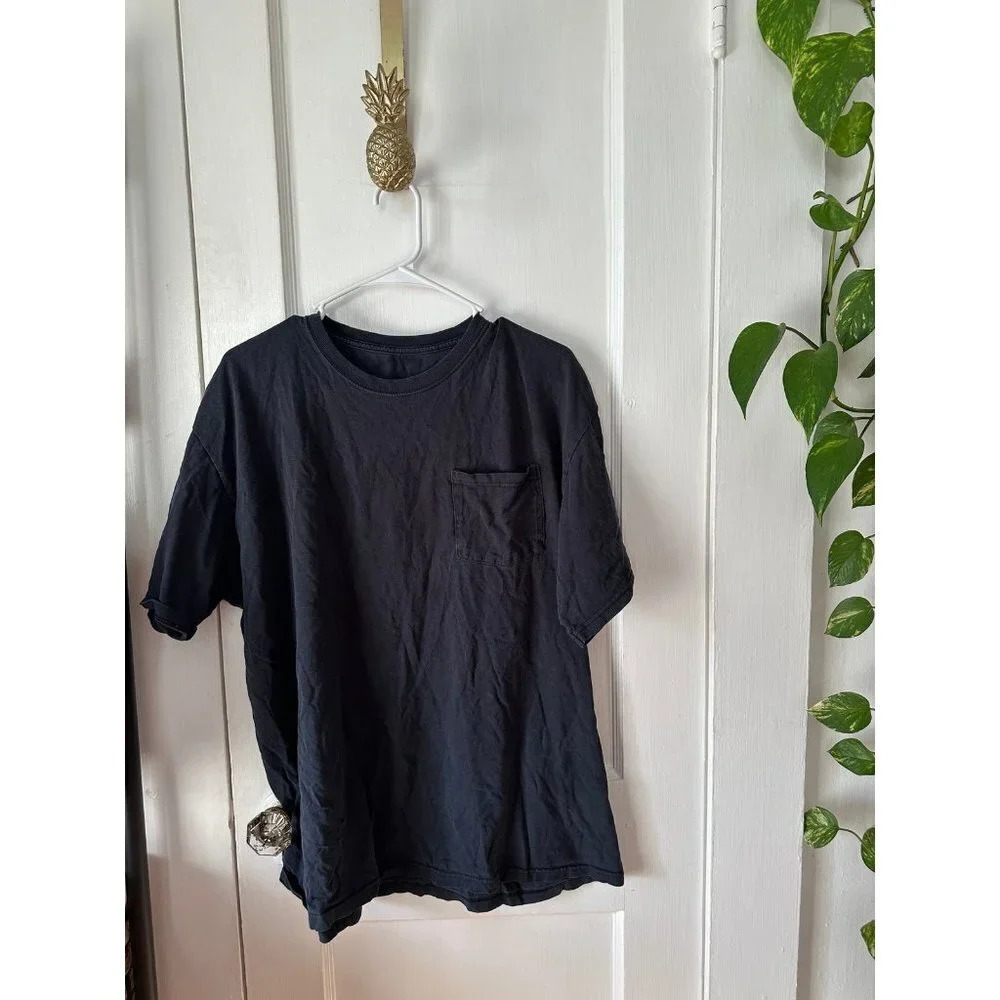 Men’s size large black shirt